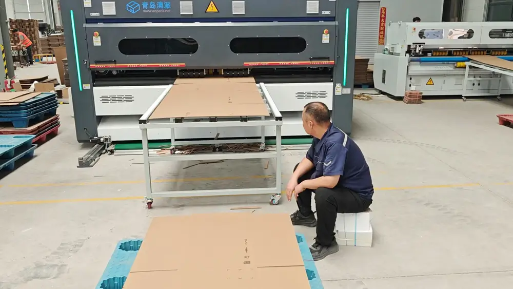 BM2800-Ultra-Digital-Printing--Operator-Collect-Cardboard