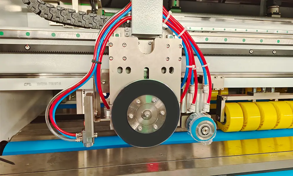 Horizontal Cutting & Gluing & Glue Flap Crushing