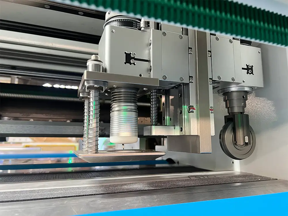 Vibrating Knife Cutting for Corrugated Box Making Vibrating Knife Cutting for Corrugated Box Making