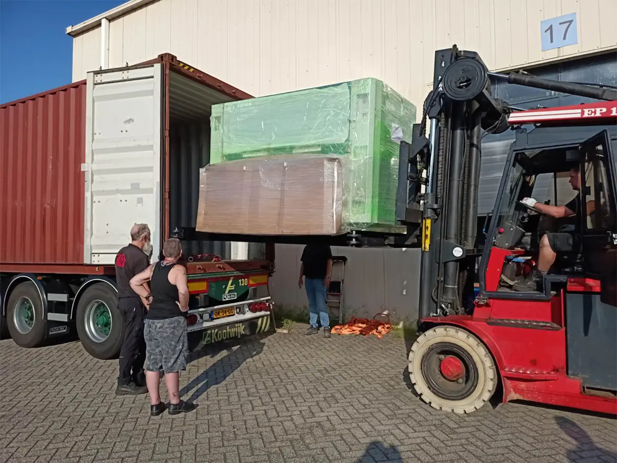 AOPACK box making machine being unloaded at Akarton BV in Venlo